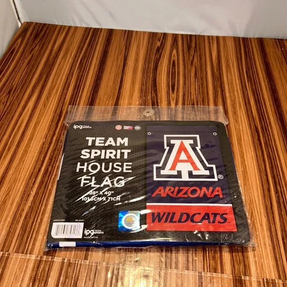 ARIZONA WILDCATS Team Spirit House Flag ~ NCAA Licensed Hologram ~ 28" x 40" NIP - Picture 2 of 10